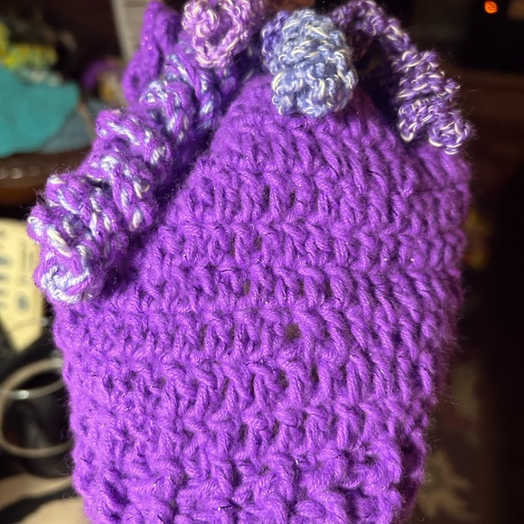 Child’s beanie with curly Q’s - Picture 4 of 4